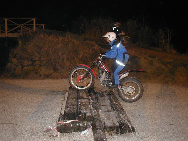 Ole Andre på Gasgas 80 over stokker