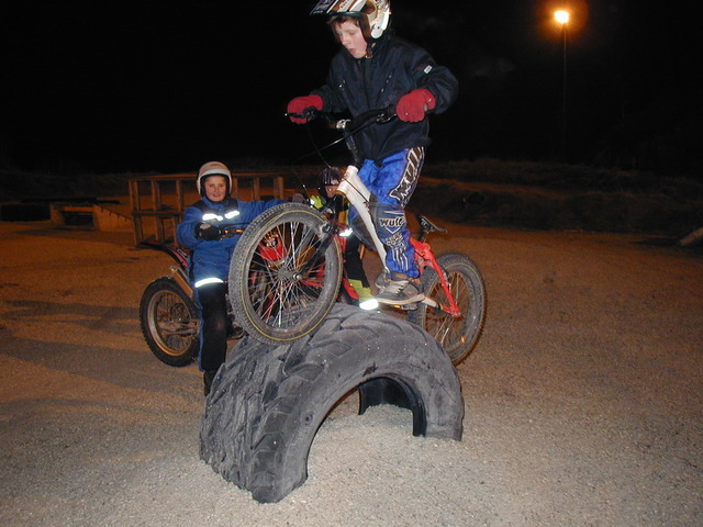 Andre på Montybike over stående dekk, Ole Andre i bakgrunnen