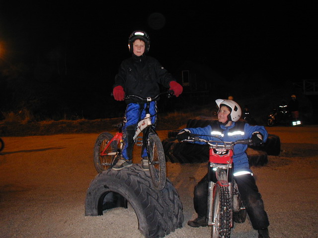 Andre står på Monty bike på dekk, Ole Andre til høre på bildet