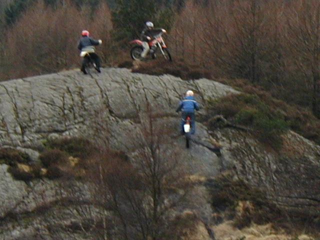 Bilde av tre trialsykler på et fjell